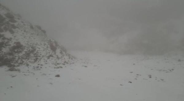 החורף פה: שלג ראשון החל לרדת בחרמון. צפו בתיעוד