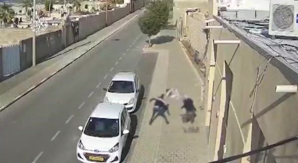 מוציא סכין, דוקר ונמלט: צפו בתיעוד פיגוע הדקירה ביפו