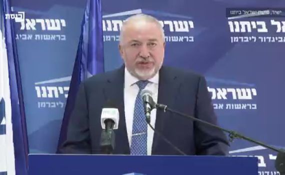 ליברמן הודיע: הדלק יוזל בחצי שקל לליטר