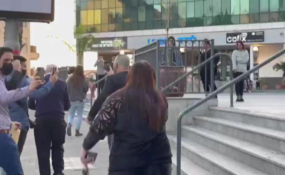 צפו | פעילי ליכוד תקפו את בגין: "בוגד"