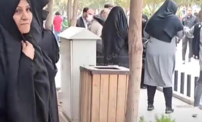  איראן: קרב מכות בין איש דת לאישה | צפו בתיעוד