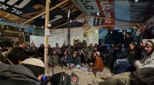 מרגש: הזמר ביני לנדאו הופיע בחומש | צפו