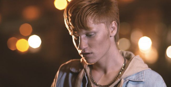 אור עמרמי ברוקמן בביצוע לשיר "לב מוזהב מדי"