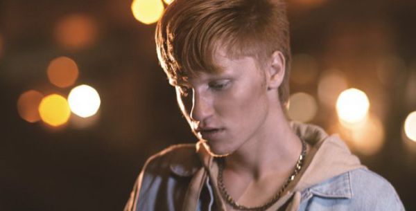 אור עמרמי ברוקמן בביצוע לשיר "לב מוזהב מדי"