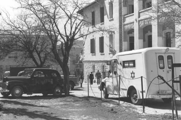 היום בהיסטוריה: המחתרות פושטות על מגרש הרוסים