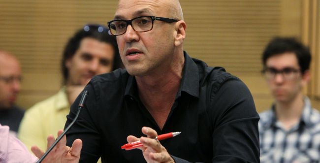 גל אוחובסקי נחקר במשטרה בחשד לעברות מין