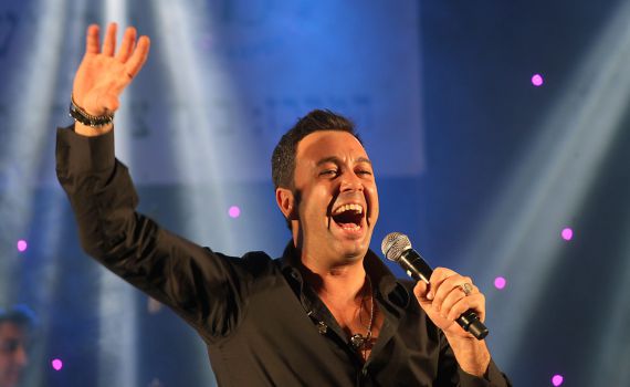 צפו: ליאור נרקיס מפתיע את הקהל במהלך הופעה