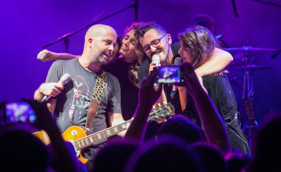 צפו: עילי בוטנר וילדי החוץ בהדלקת נרות מוזיקלית