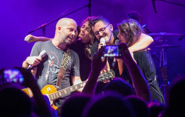 צפו: עילי בוטנר וילדי החוץ בהדלקת נרות מוזיקלית