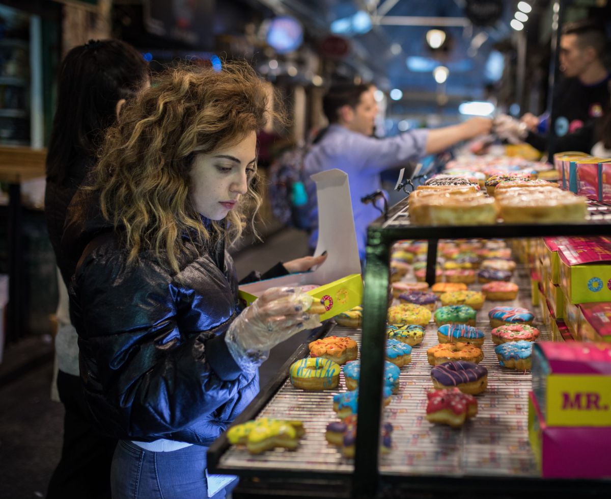 צפו: כך חוגגים בשוק מחנה יהודה את חג חנוכה