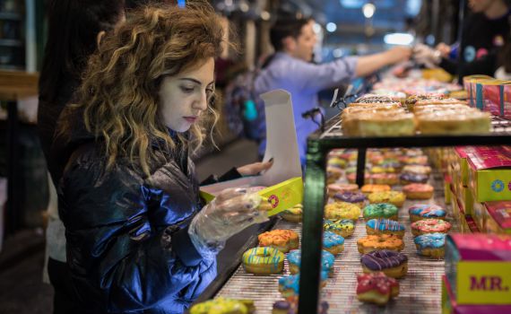 צפו: כך חוגגים בשוק מחנה יהודה את חג חנוכה