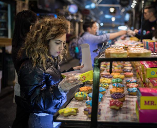 צפו: כך חוגגים בשוק מחנה יהודה את חג חנוכה