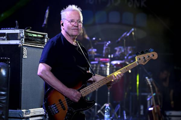 זהו זה במחווה לאלון אולארצ'יק