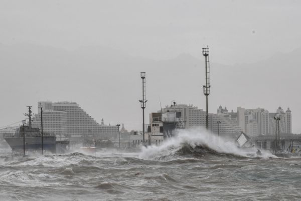 "להימנע מכניסה לחניונים" הערכות לסערת 'כרמל'