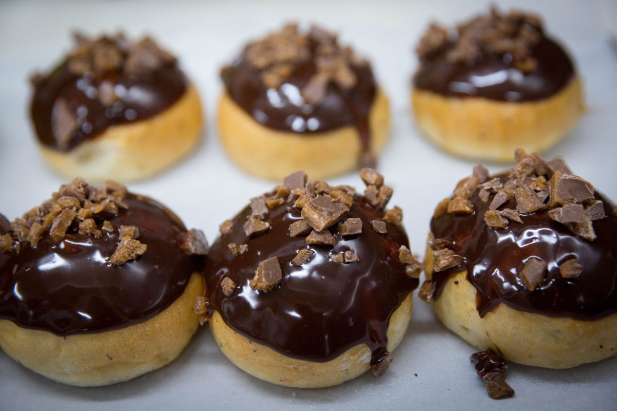 טעים וקל להכנה: סופגניית שוקולד וחמאת בוטנים ביתית