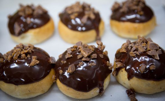 טעים וקל להכנה: סופגניית שוקולד וחמאת בוטנים ביתית