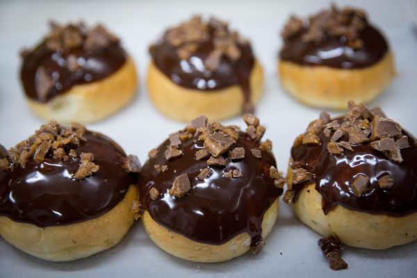 טעים וקל להכנה: סופגניית שוקולד וחמאת בוטנים ביתית