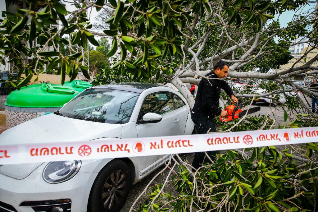 נזקי הסופה כרמל: כביש התמוטט בסמוך לאתר בנייה