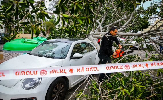 נזקי הסופה כרמל: כביש התמוטט בסמוך לאתר בנייה