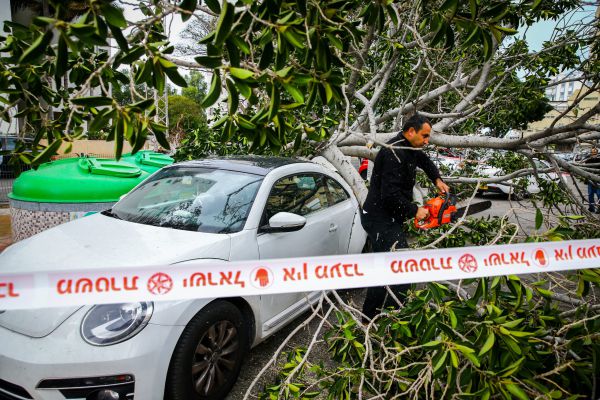 נזקי הסופה כרמל: כביש התמוטט בסמוך לאתר בנייה