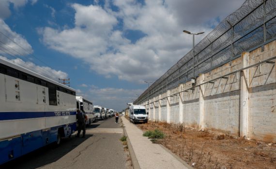 סוהר נעצר בחשד שהעביר לאסירים סמים וניידים