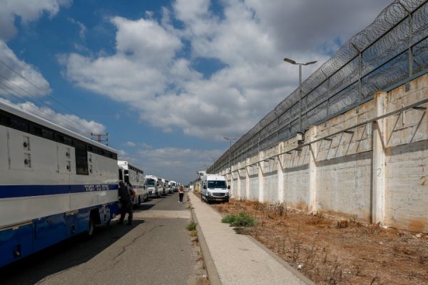 סוהר נעצר בחשד שהעביר לאסירים סמים וניידים