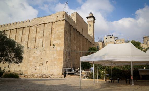 דיווח ראשוני: במערת המכפלה נשמעו צרורות ירי