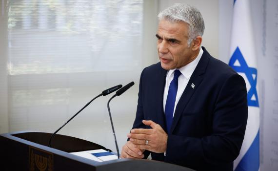 בכיר בקואליציה:"לפיד נלחם לטובת החוק של אמסלם"