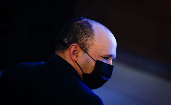 בנט הגיע לפשרה: יפצה את היועץ שאיים לתבוע