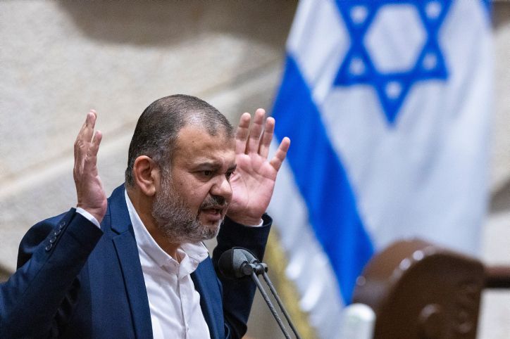 פשרה בחוק החשמל: ואליד טאהא מכנס מחר דיון