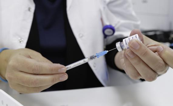 עוד חוזר הניגון: מאות אלפי חיסוני קורונה נחתו בישראל