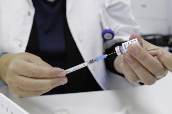 עוד חוזר הניגון: מאות אלפי חיסוני קורונה נחתו בישראל