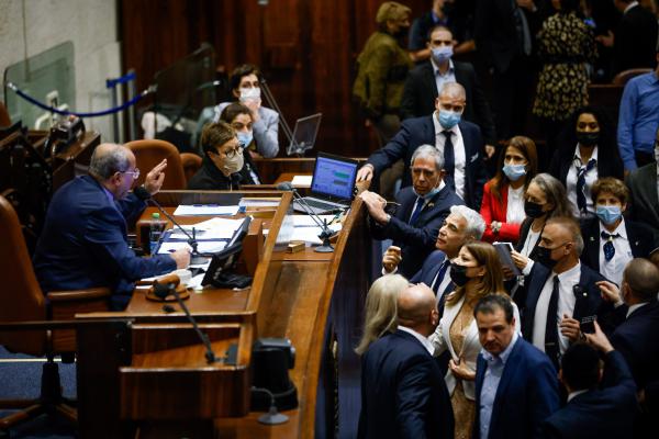 חוק לעידוד חיסונים עבר: קארה הבריז מההצבעה