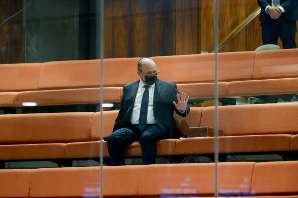 בנט בשיחות סגורות: ייתכן שלא יהיה מנוס מסגר