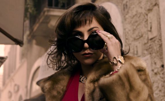 בית גוצ'י: סרט לא רע שהיה יכול להיות מושלם בתור מיני סדרה