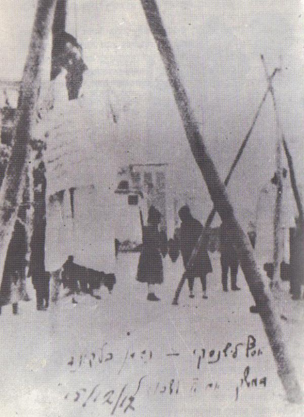 היום בהיסטוריה: העלאת גופותיהם של בלקינד ולישנסקי