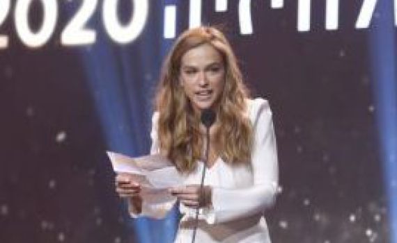 אגם רודברג הודיעה על היריון עם עקיצה לבעלה