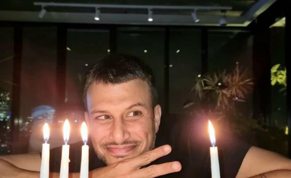 הראל סקעת, אייל גולן ואסי עזר: הדלקת נרות חנוכה אצל הסלבס