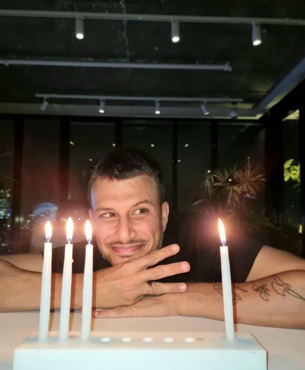 הראל סקעת, אייל גולן ואסי עזר: הדלקת נרות חנוכה אצל הסלבס