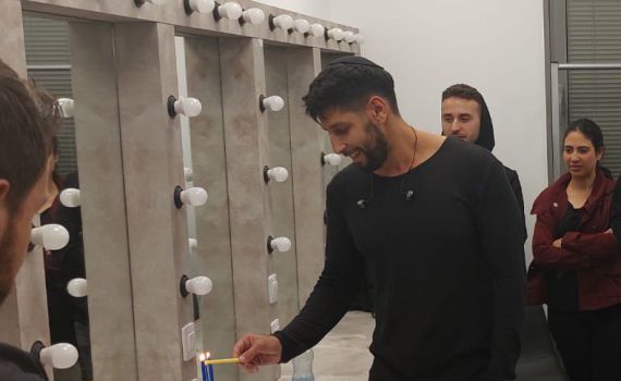 עידן עמדי מדליק נרות חנוכה עם ראשת העיר