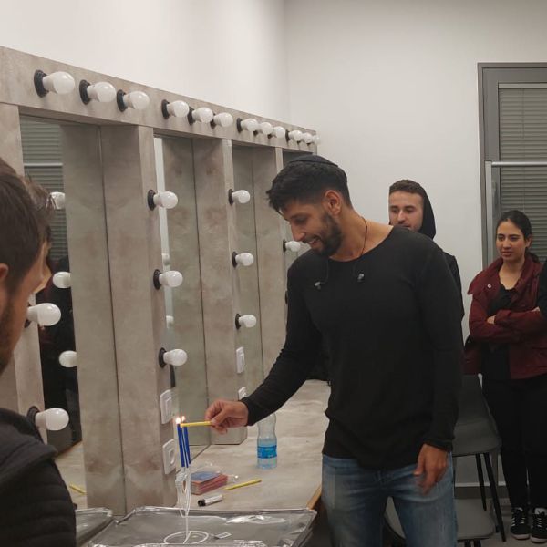 עידן עמדי מדליק נרות חנוכה עם ראשת העיר