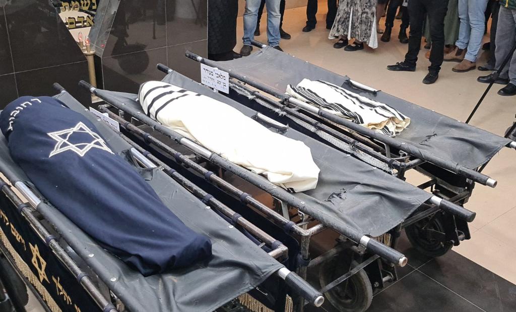 קורע לב: שני האחים והעובר הובאו לקבורה