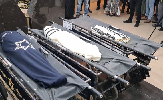 קורע לב: שני האחים והעובר הובאו לקבורה