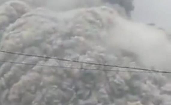 צפו: הרוג ו-14 פצועים בהתפרצות הר געש באינדונזיה