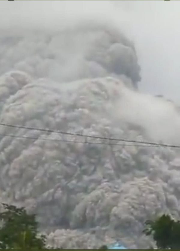 צפו: הרוג ו-14 פצועים בהתפרצות הר געש באינדונזיה