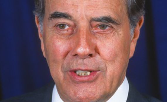 מת בוב דול, שרץ לנשיאות מול קלינטון