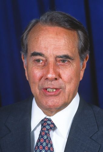 מת בוב דול, שרץ לנשיאות מול קלינטון