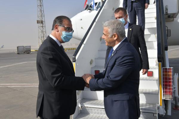 לראשונה: לפיד הגיע למצרים ונפגש עם א-סיסי