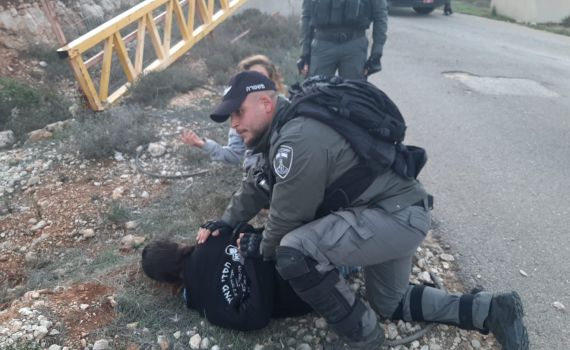 הבוקר: פינוי אלים בעוז ציון ועקירת כרמים בעמונה