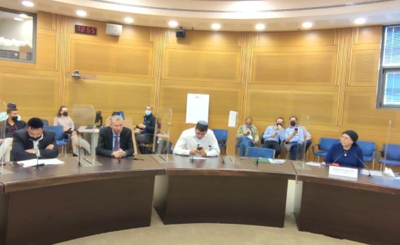 "דורשים פרוייקטור לניהול המערכה על שטחי C"